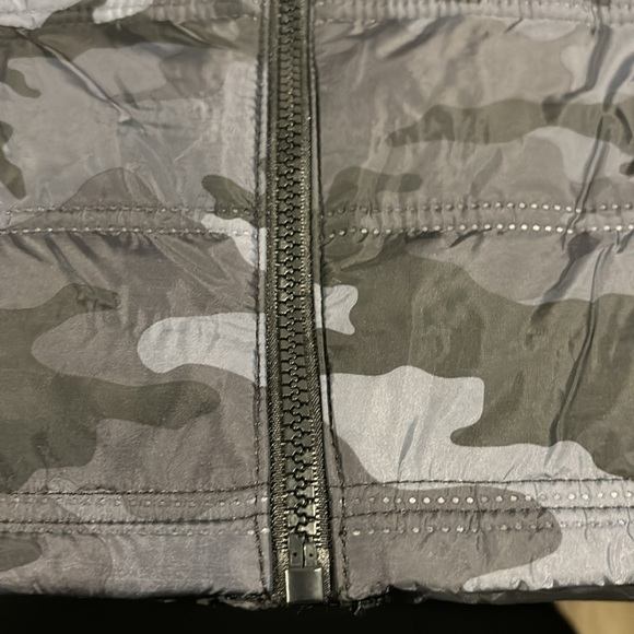 Avia camo puffer vest size large, new - Picture 2 of 8